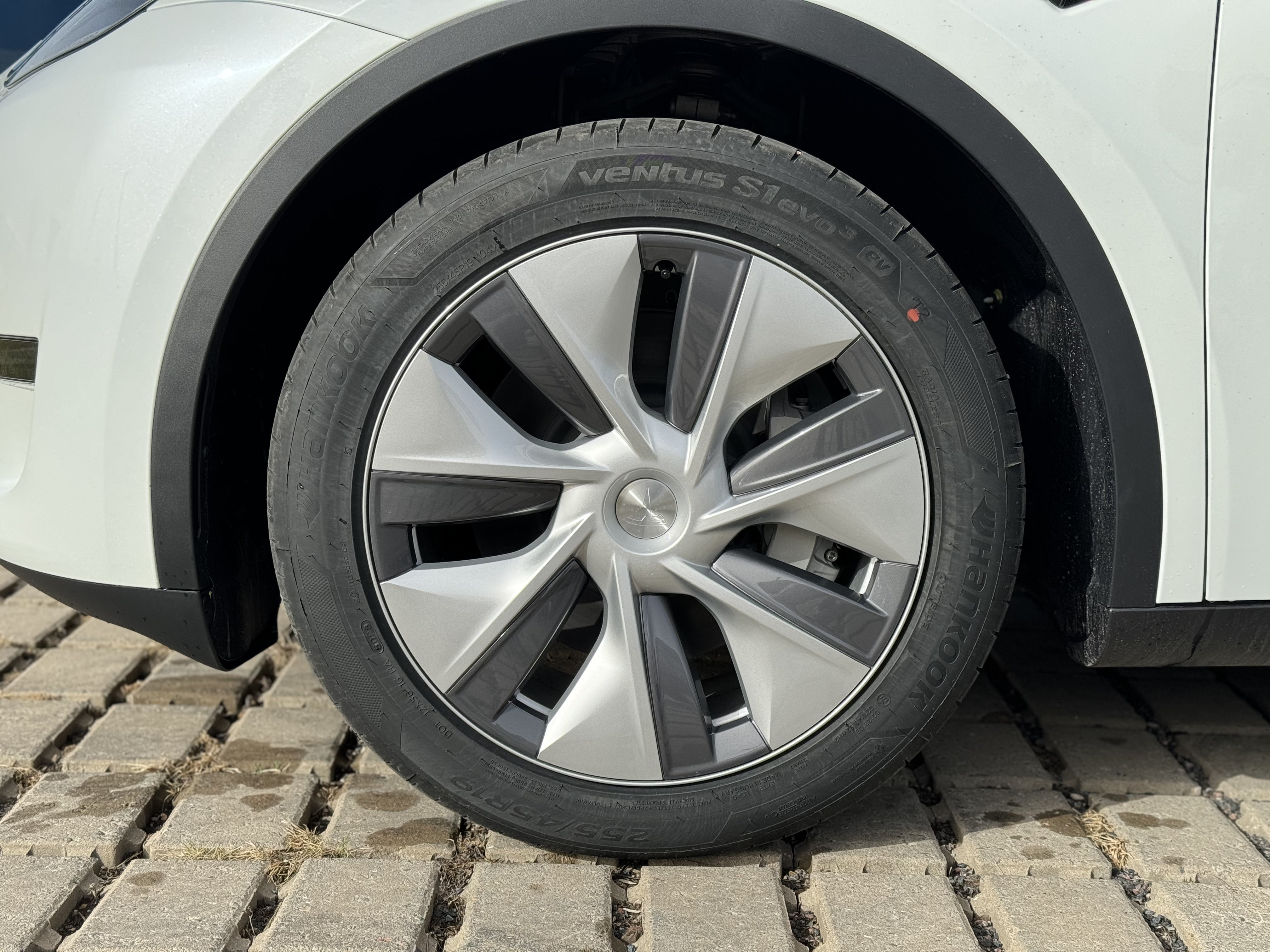 Tesla Model Y Long Range 2024