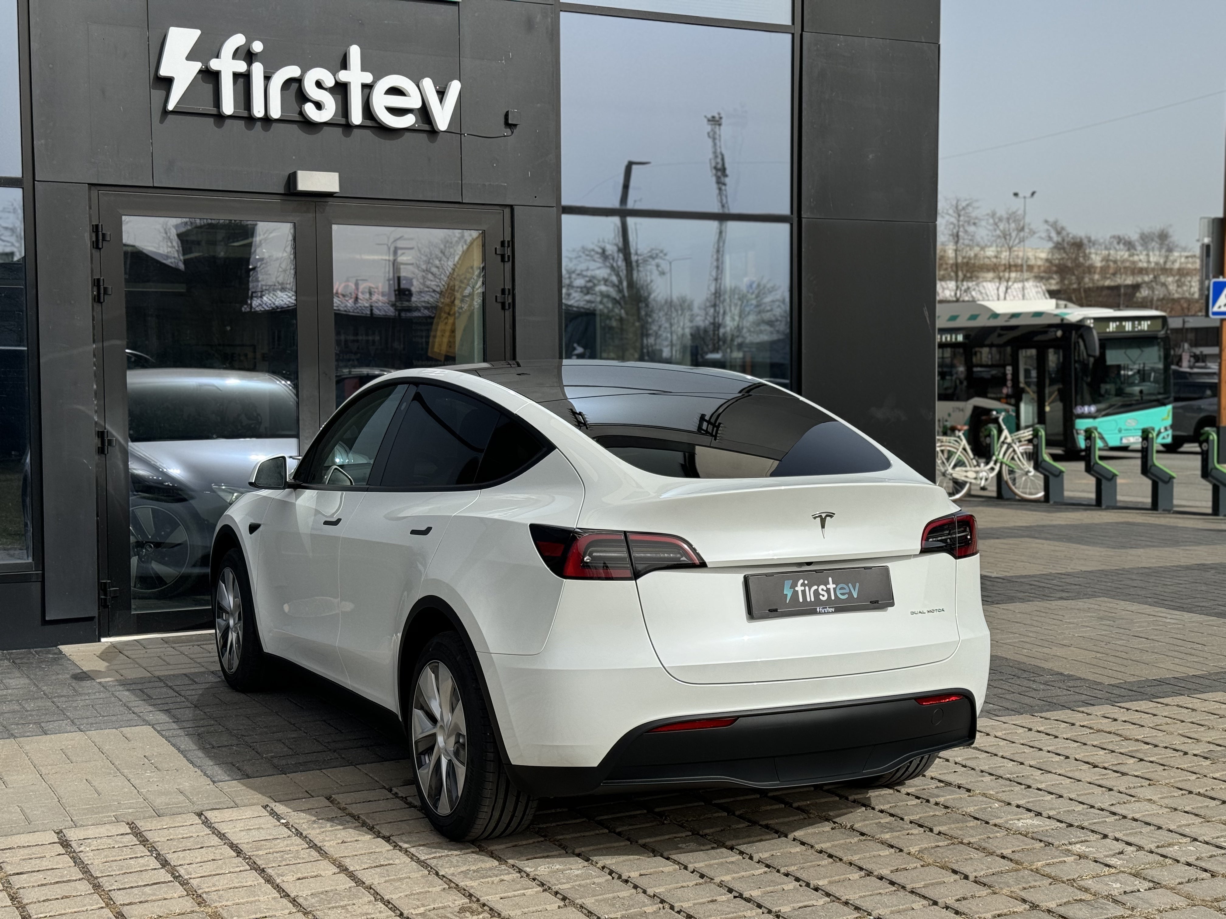 Tesla Model Y Long Range 2024