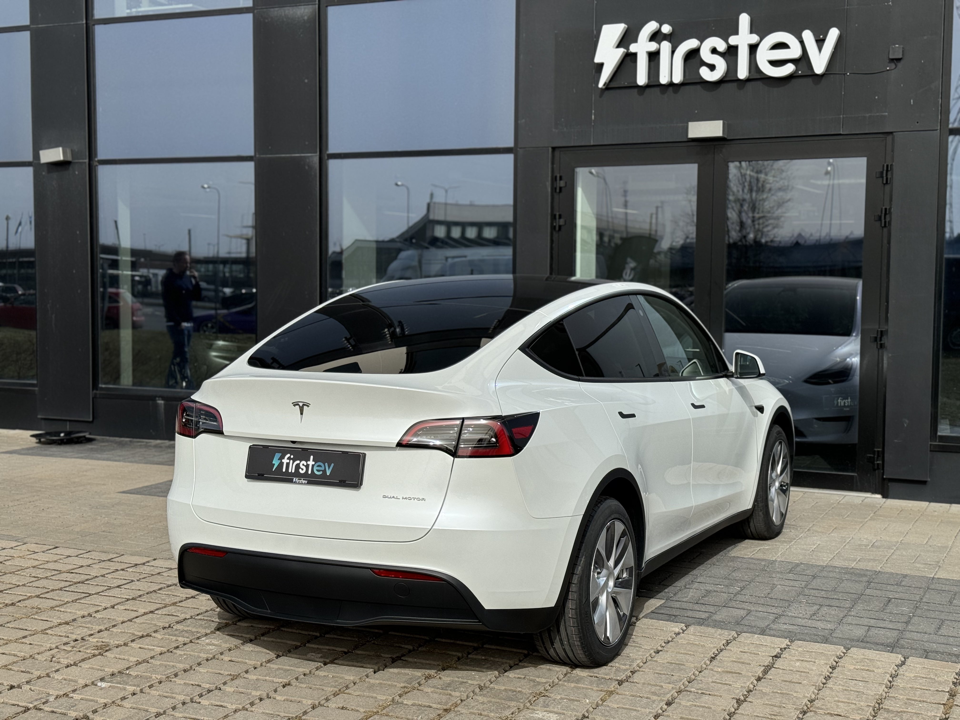 Tesla Model Y Long Range 2024