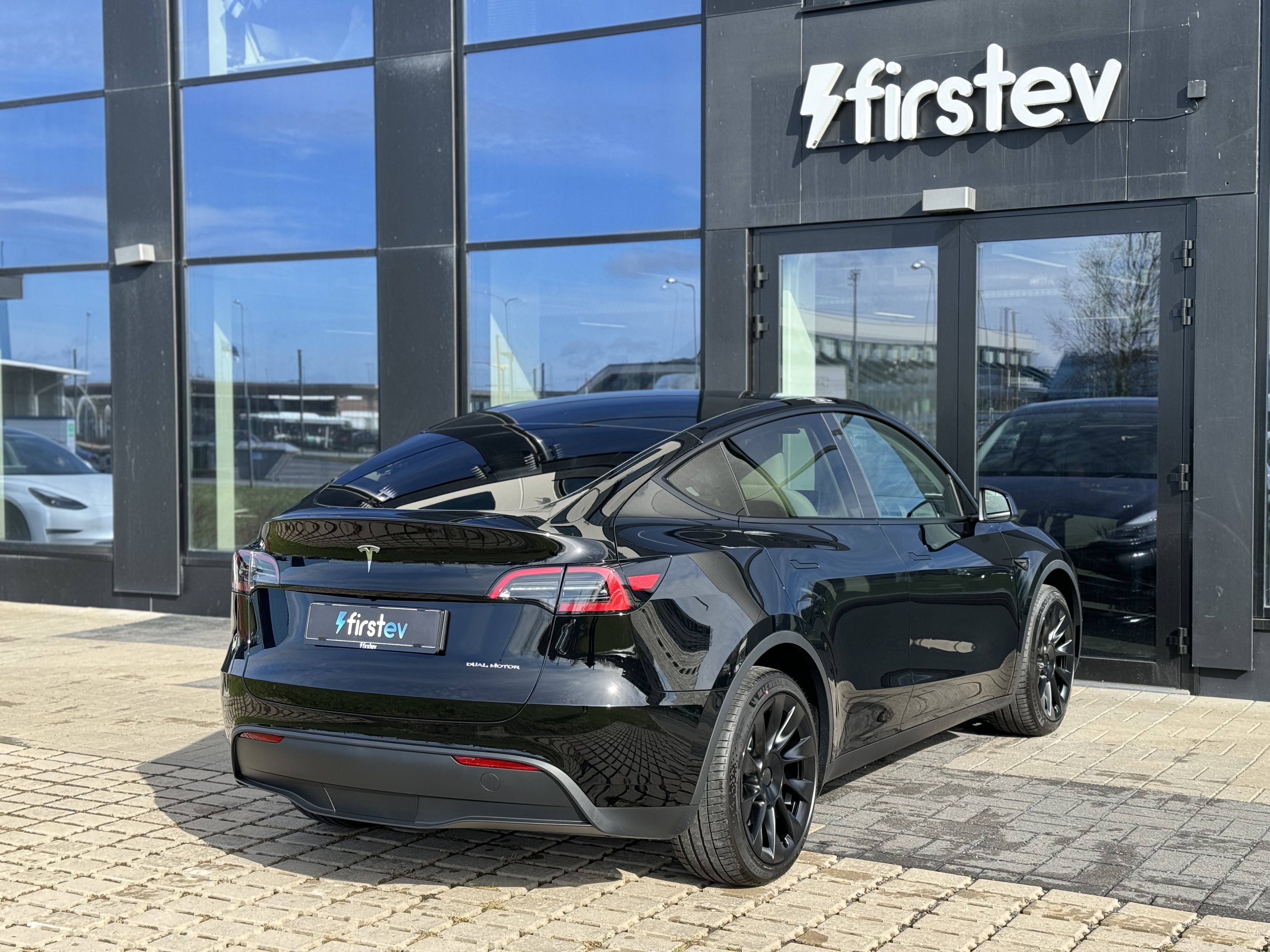 Tesla Model Y Long Range 2024