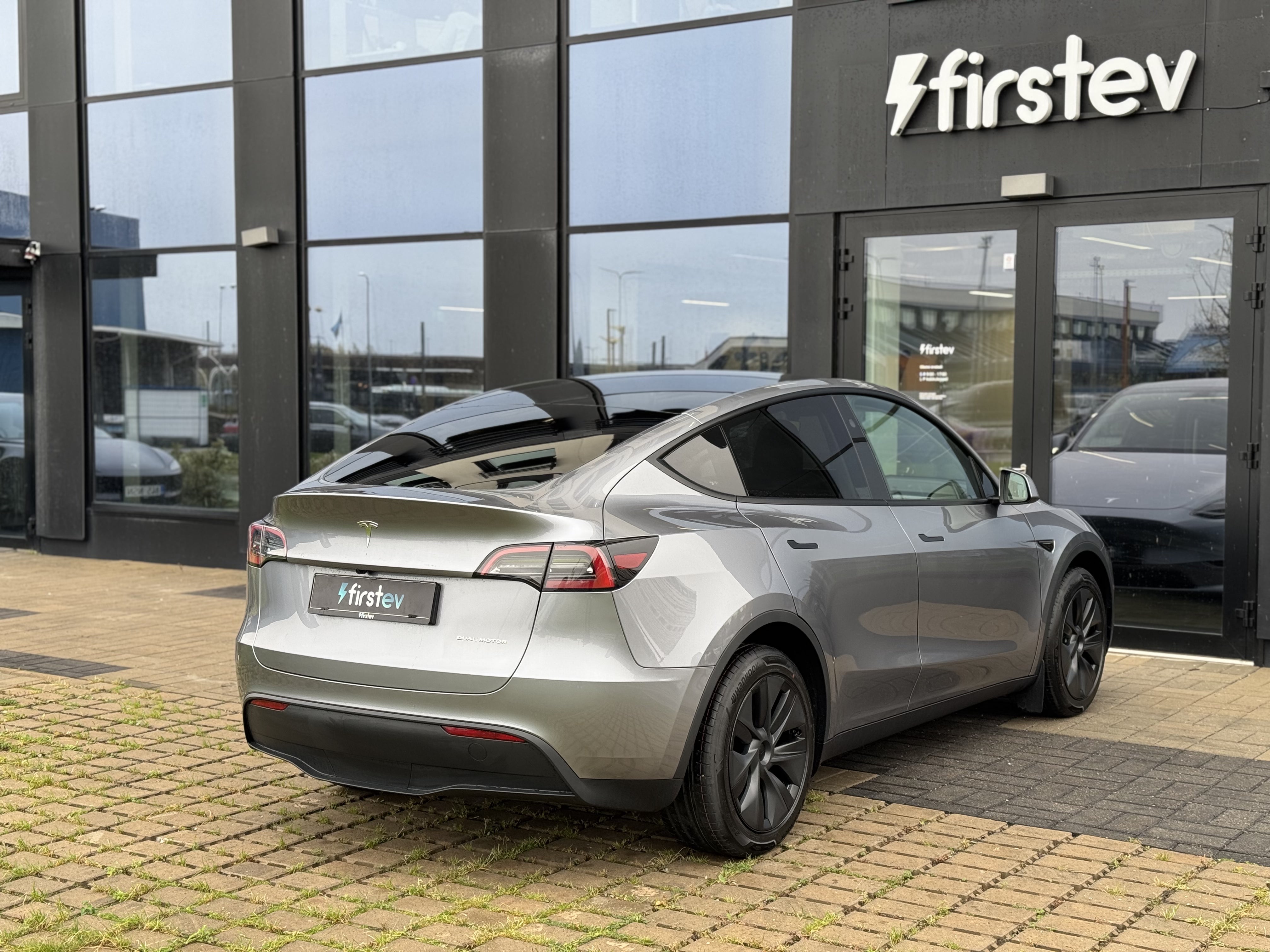 Tesla Model Y Long Range 2024