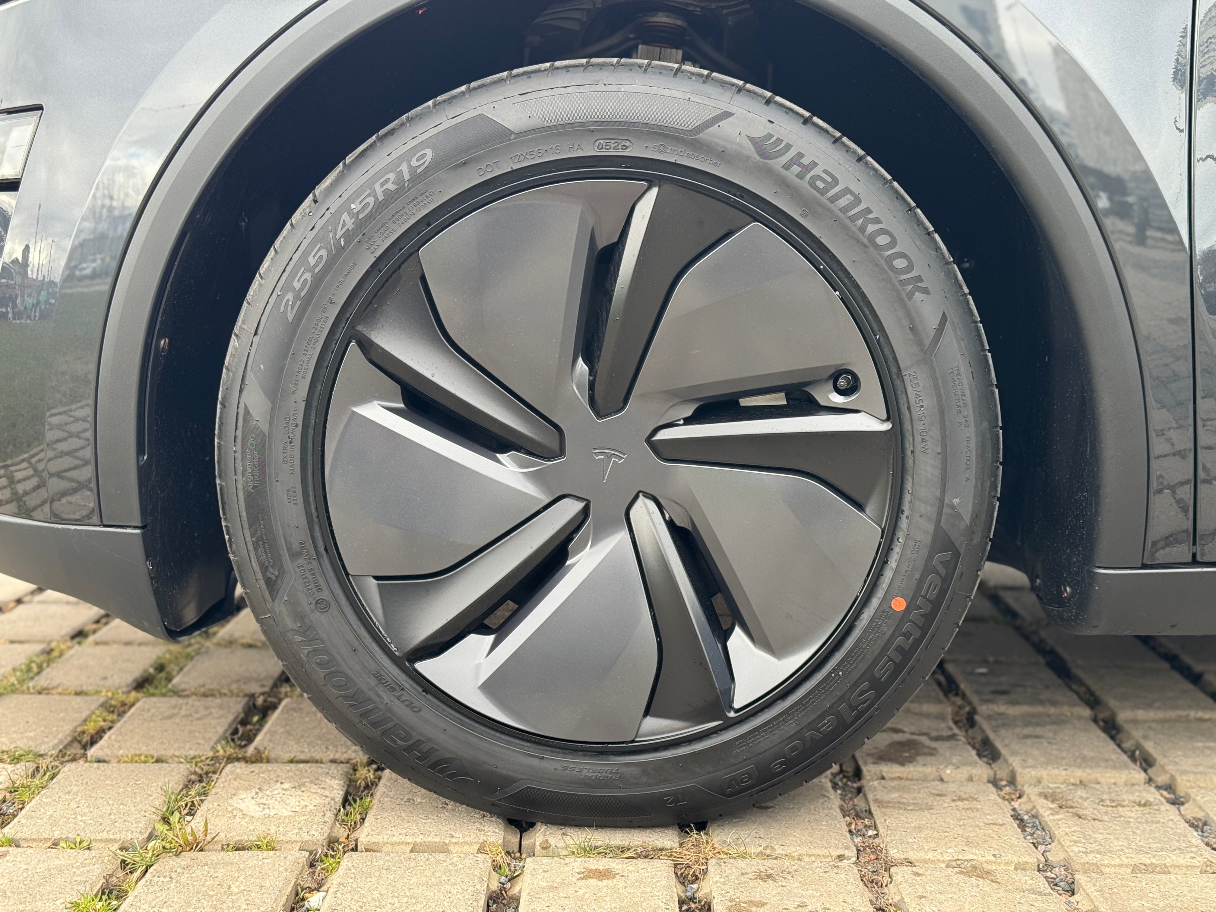 Tesla Model Y Long Range 2025