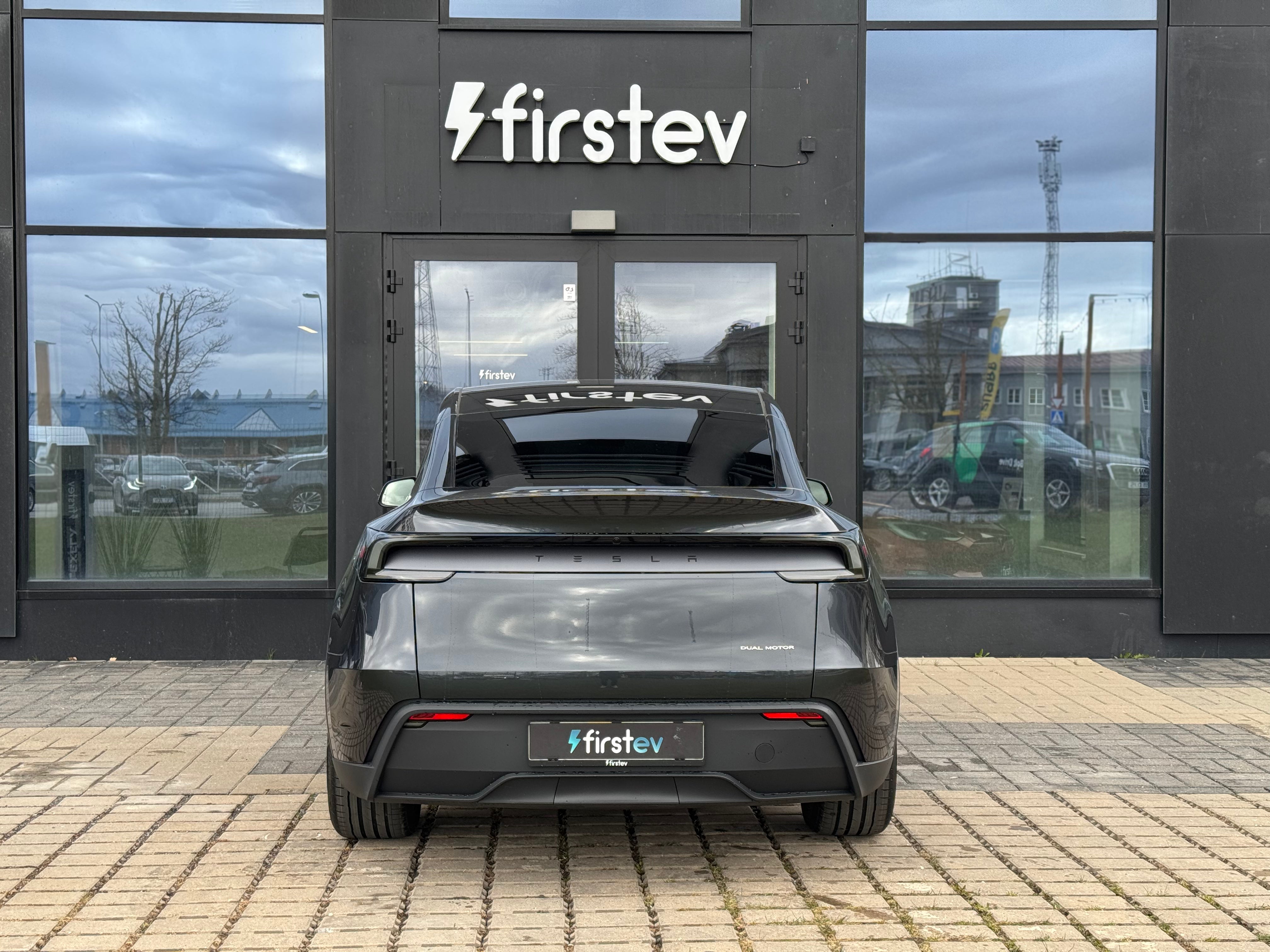 Tesla Model Y Long Range 2025