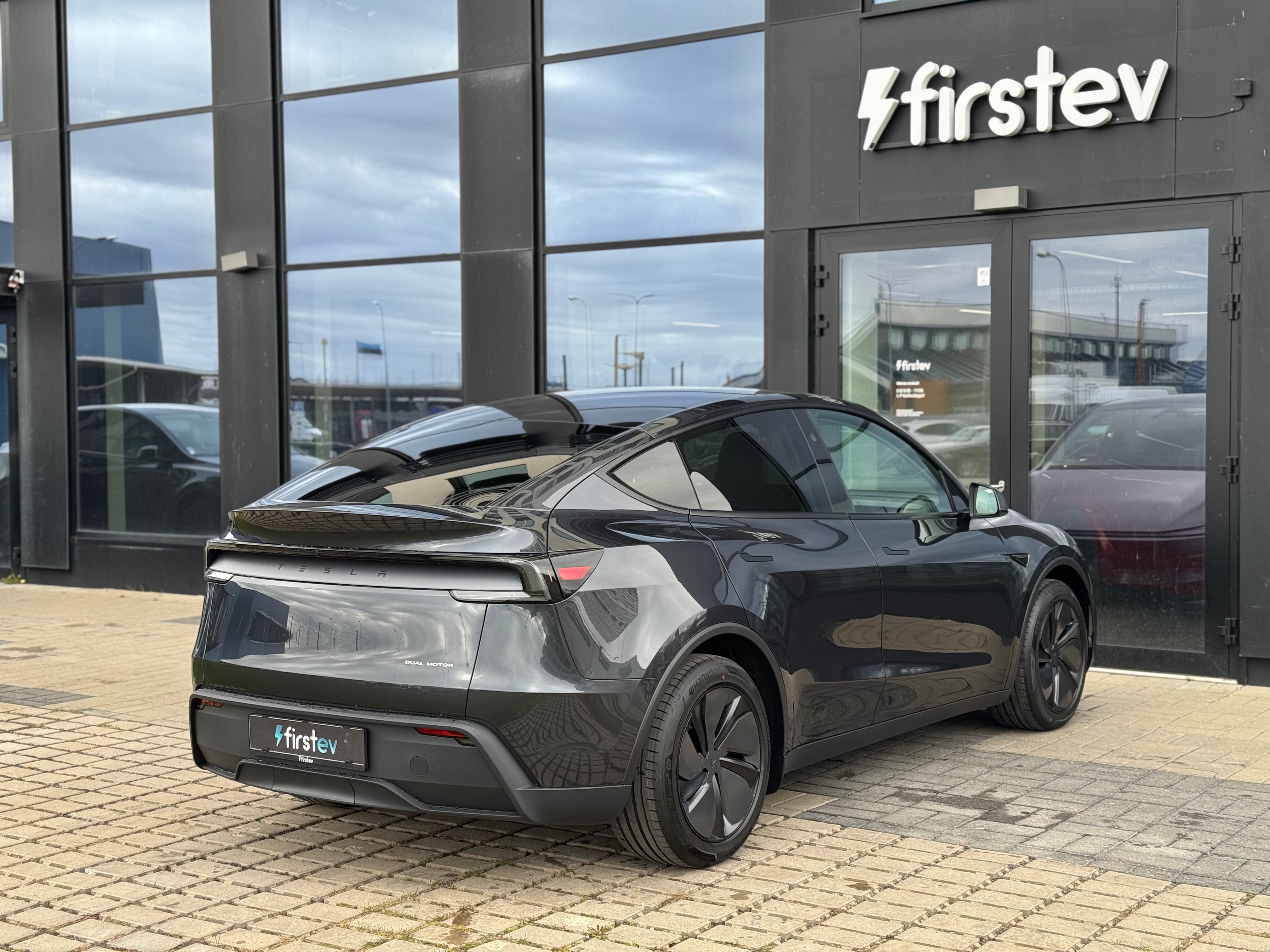 Tesla Model Y Long Range 2025