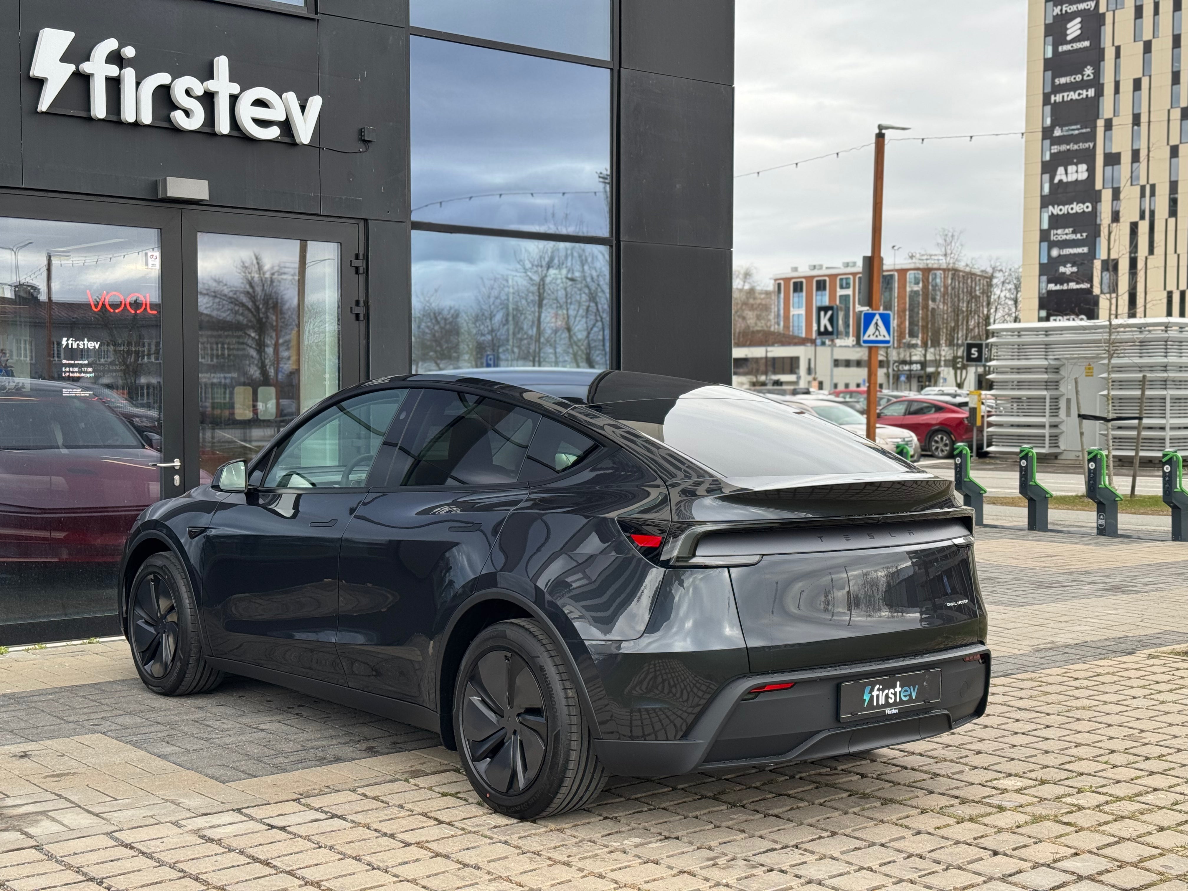 Tesla Model Y Long Range 2025