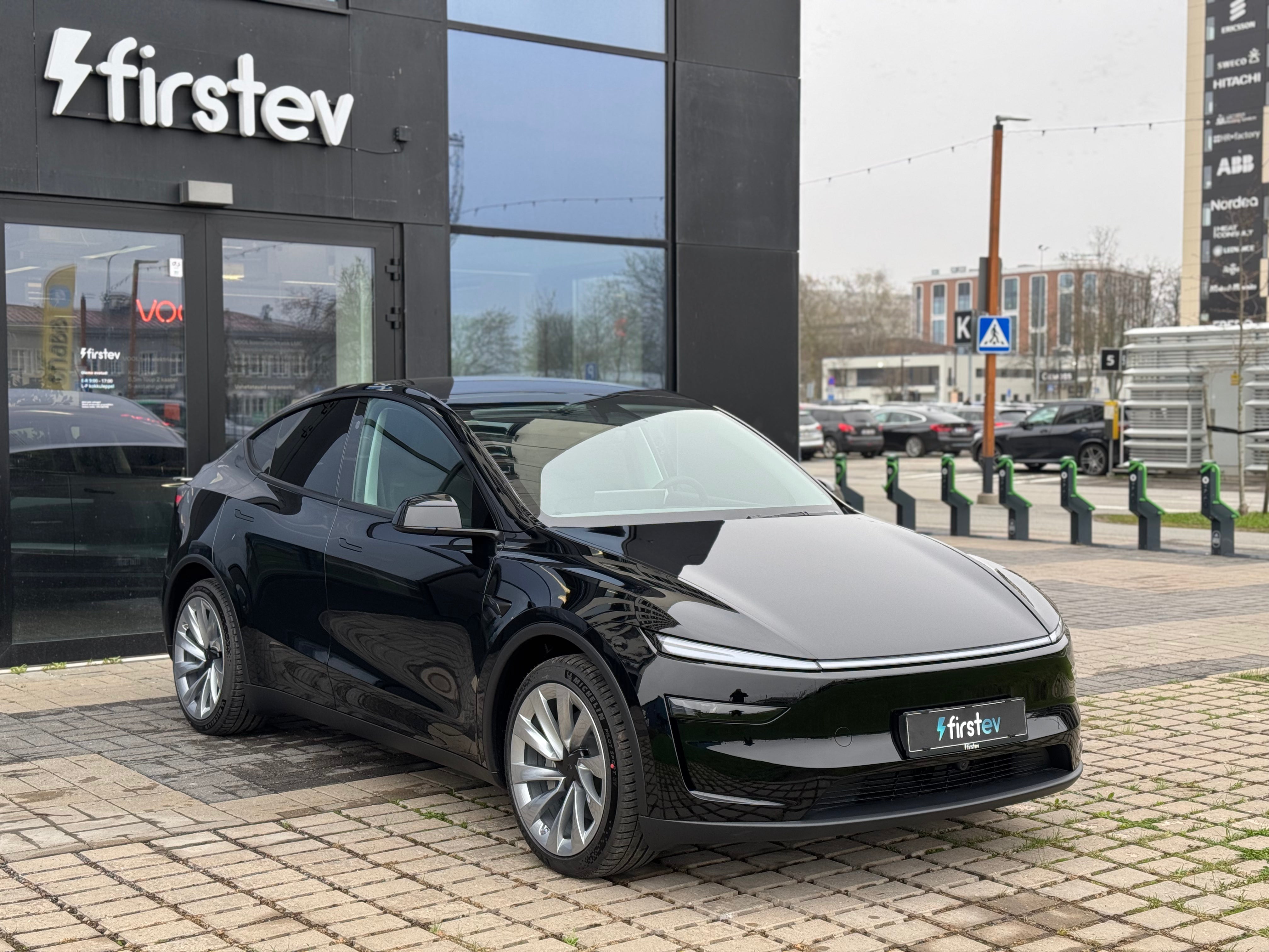 Tesla Model Y Long Range 2025