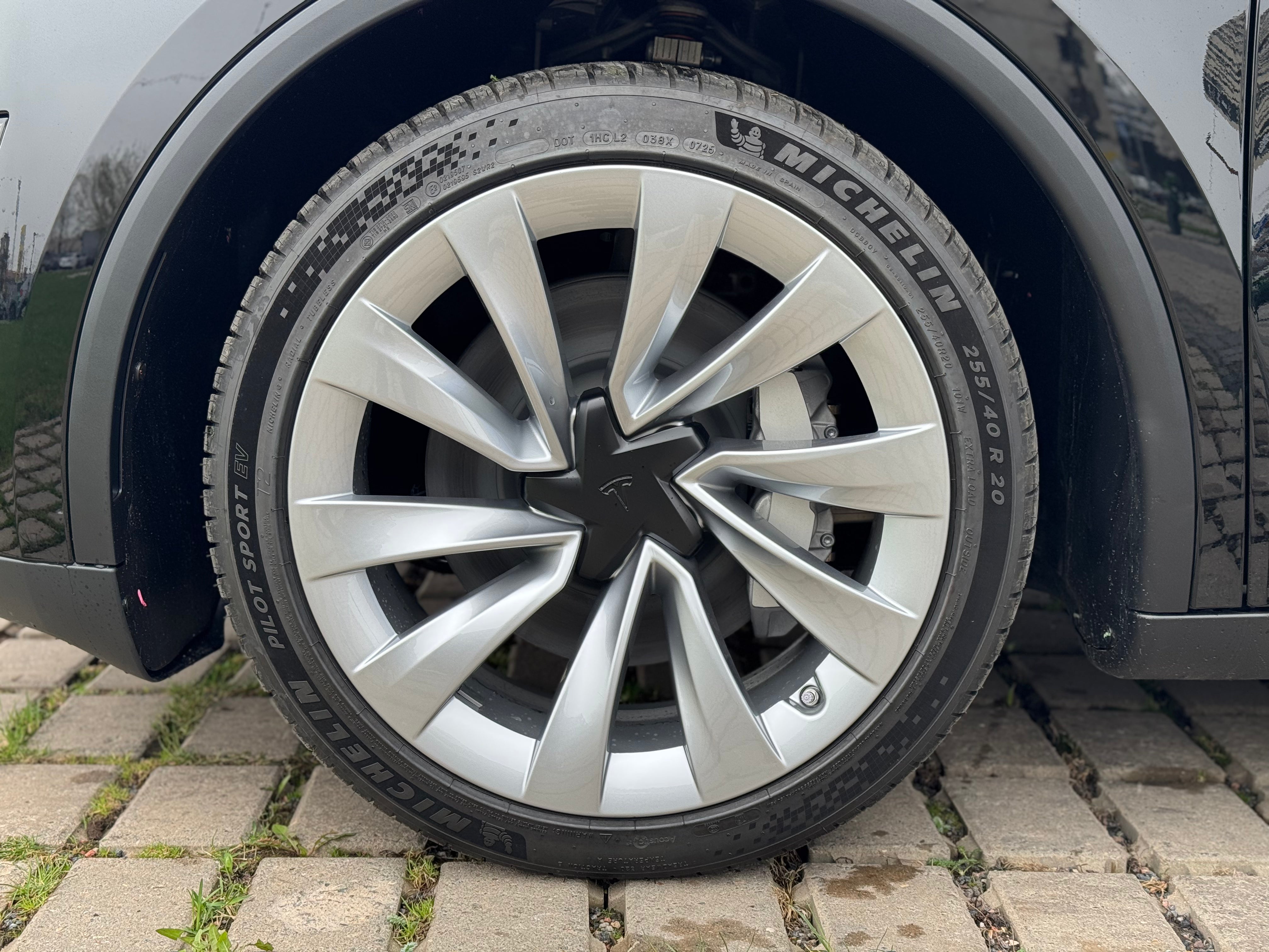 Tesla Model Y Long Range 2025