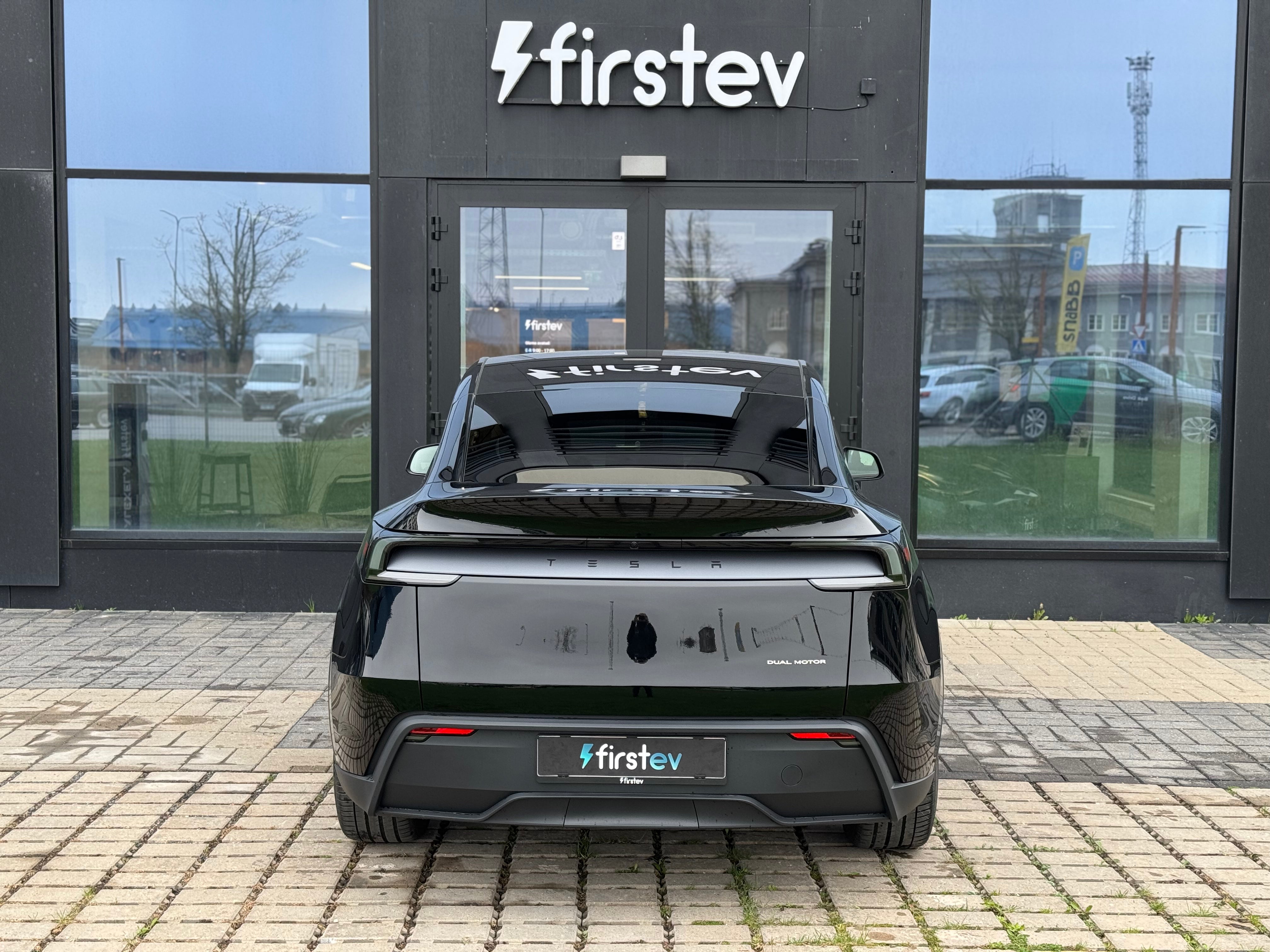 Tesla Model Y Long Range 2025