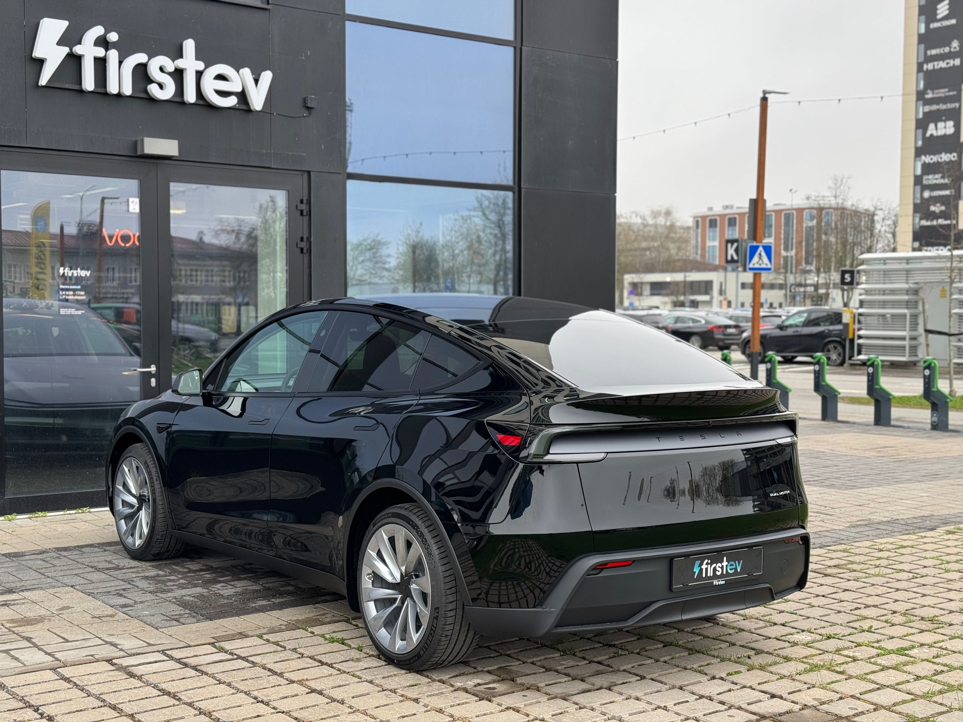 Tesla Model Y Long Range 2025