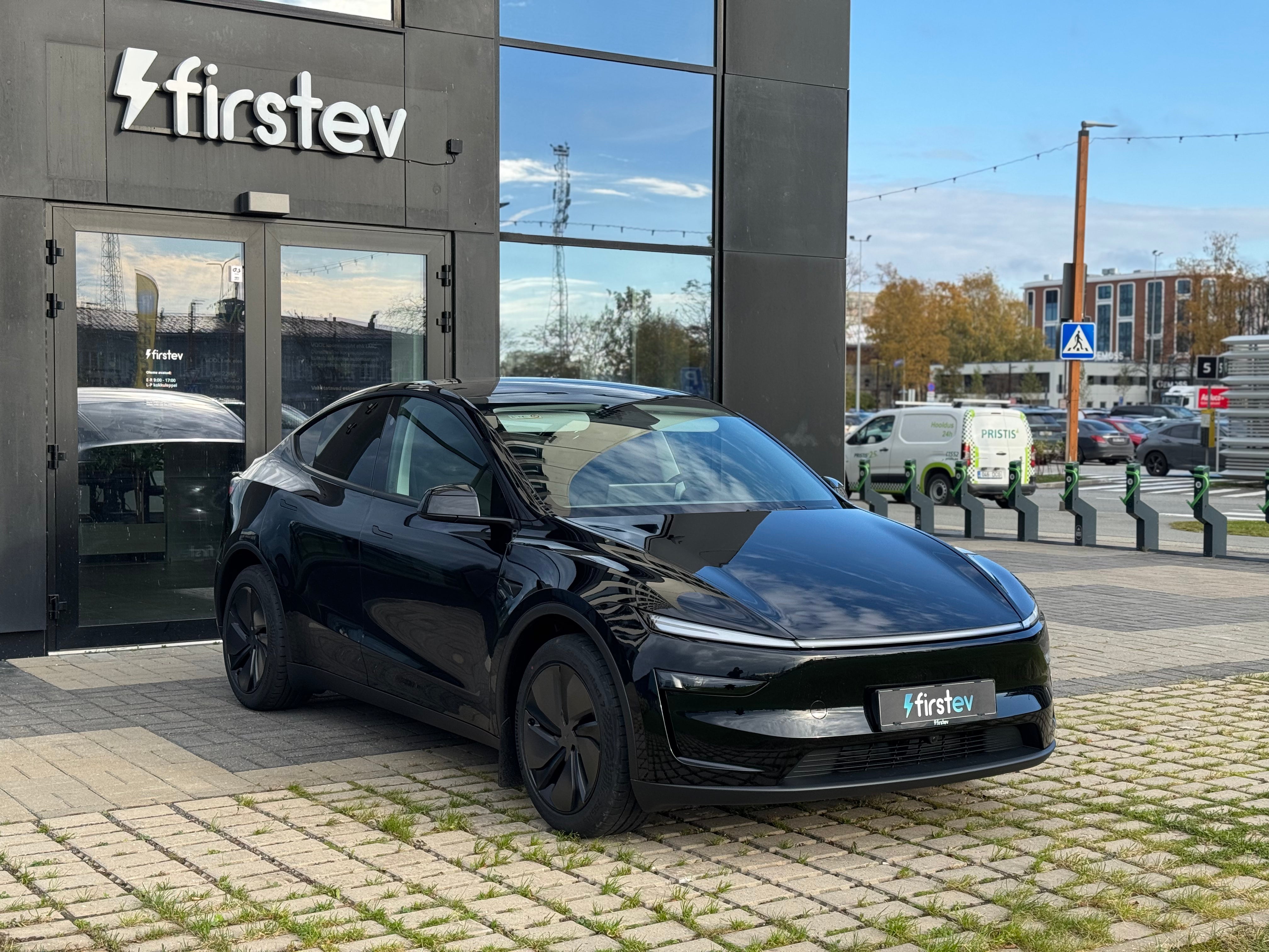 Tesla Model Y Long Range AWD 2025