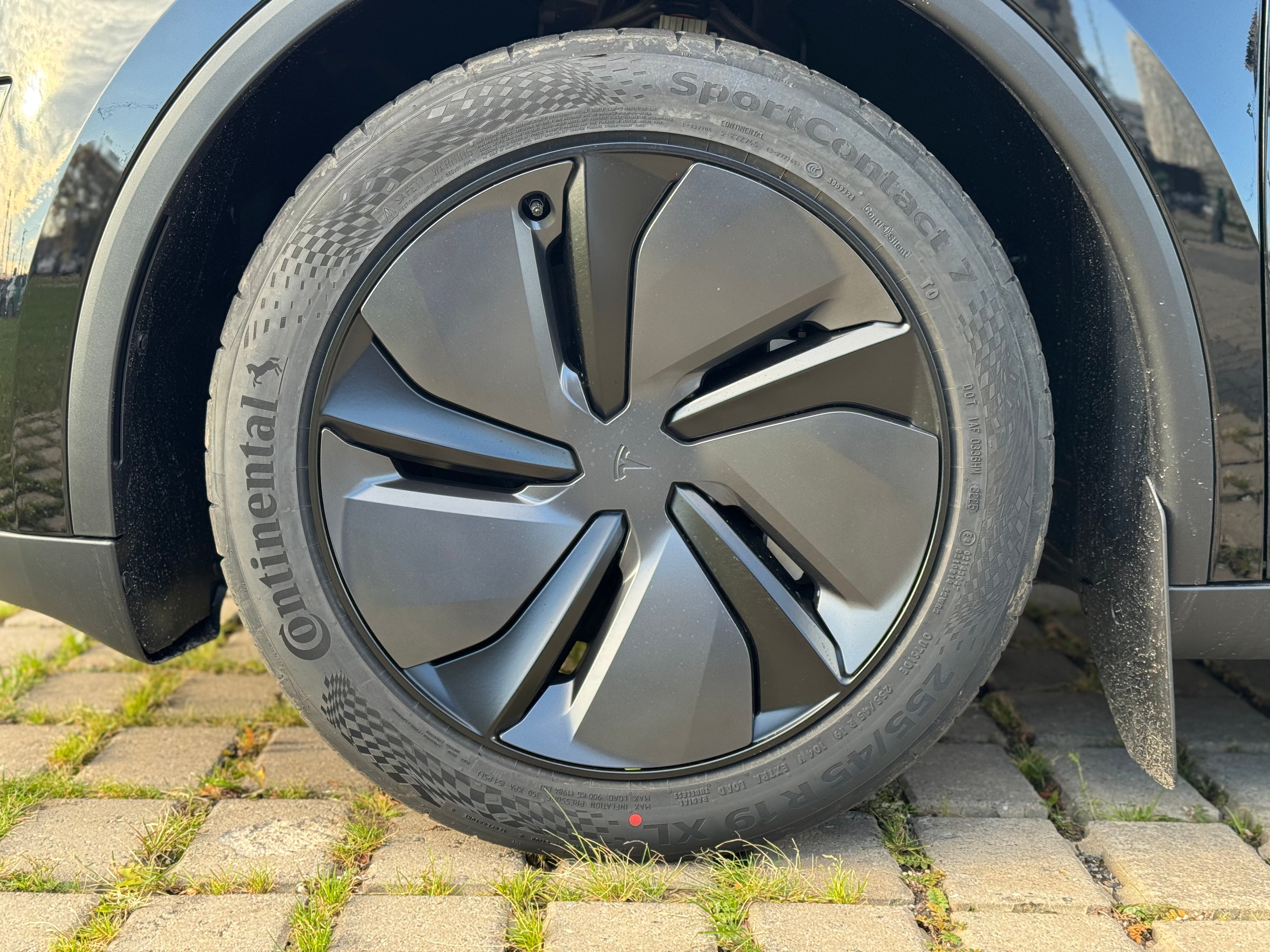 Tesla Model Y Long Range AWD 2025