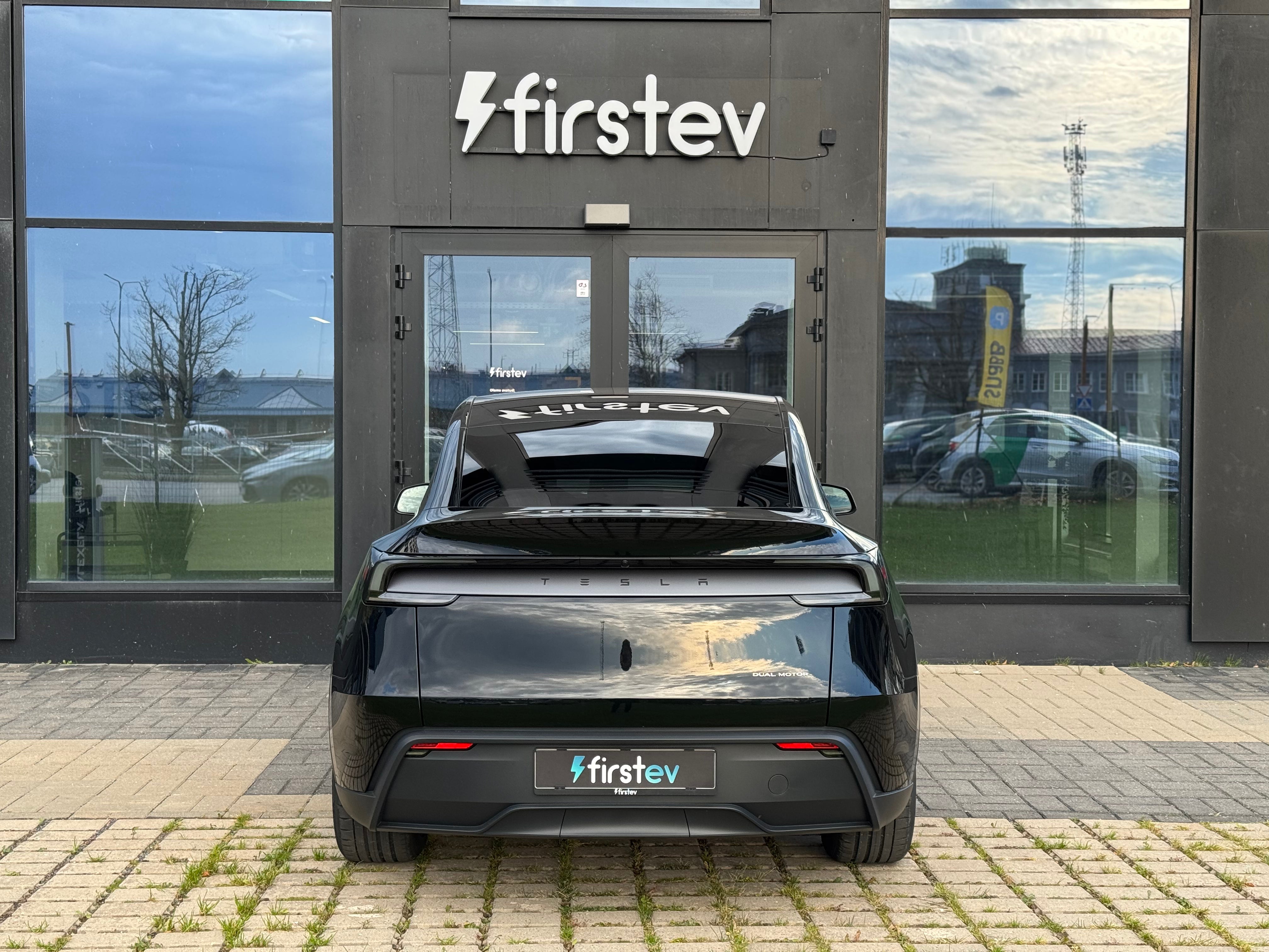 Tesla Model Y Long Range AWD 2025