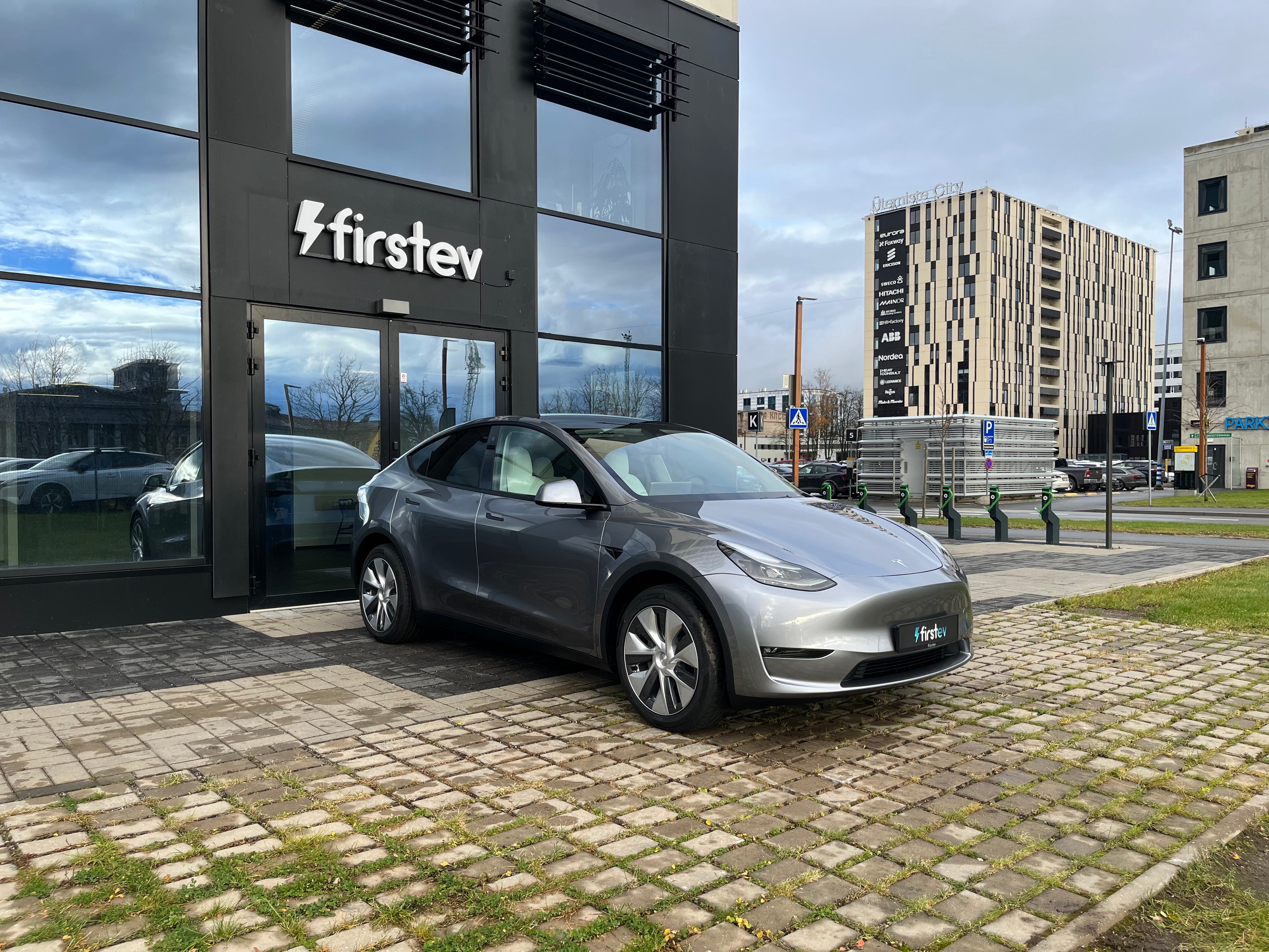 Tesla Model Y Long Range 2024