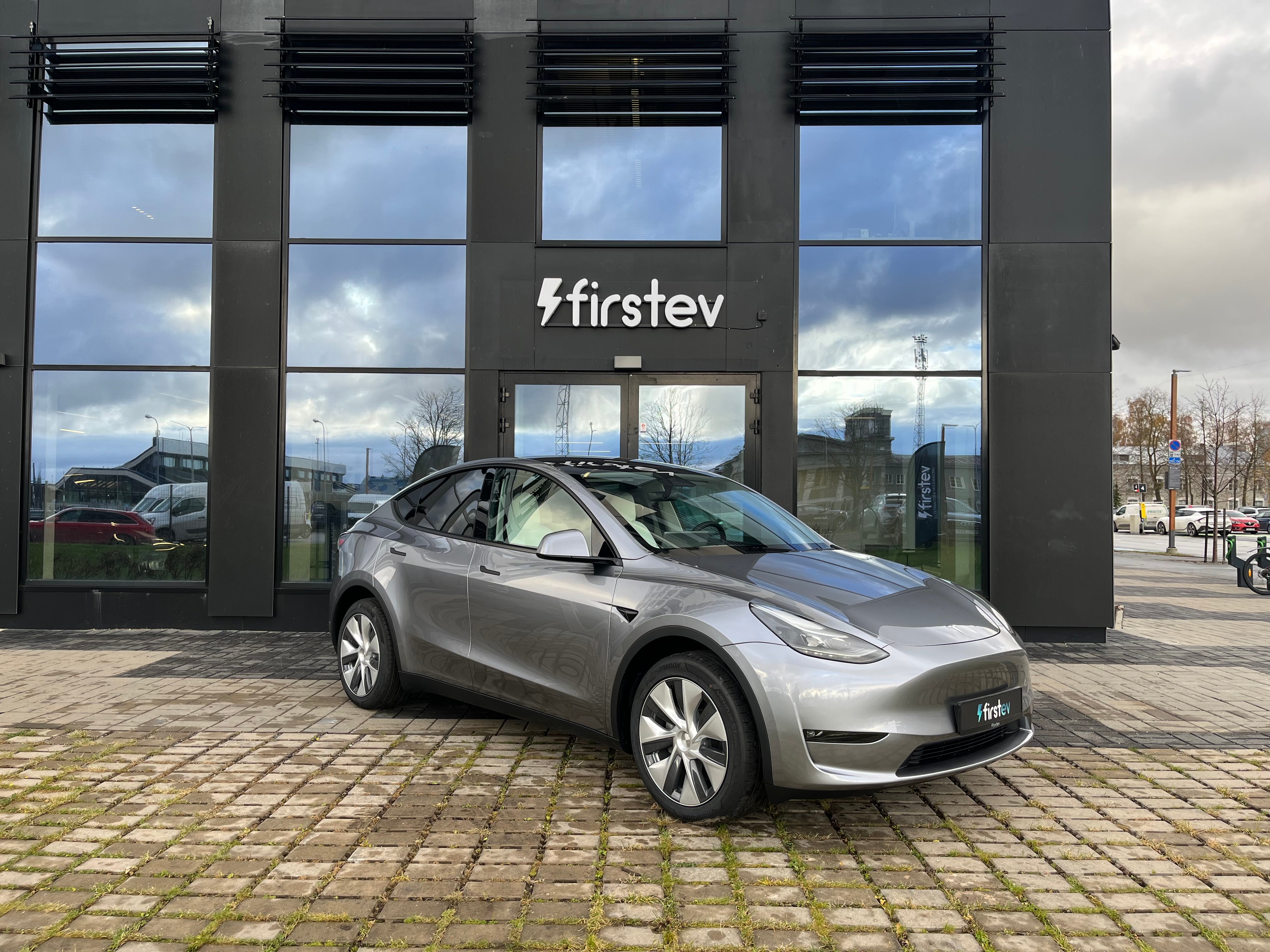 Tesla Model Y Long Range 2024