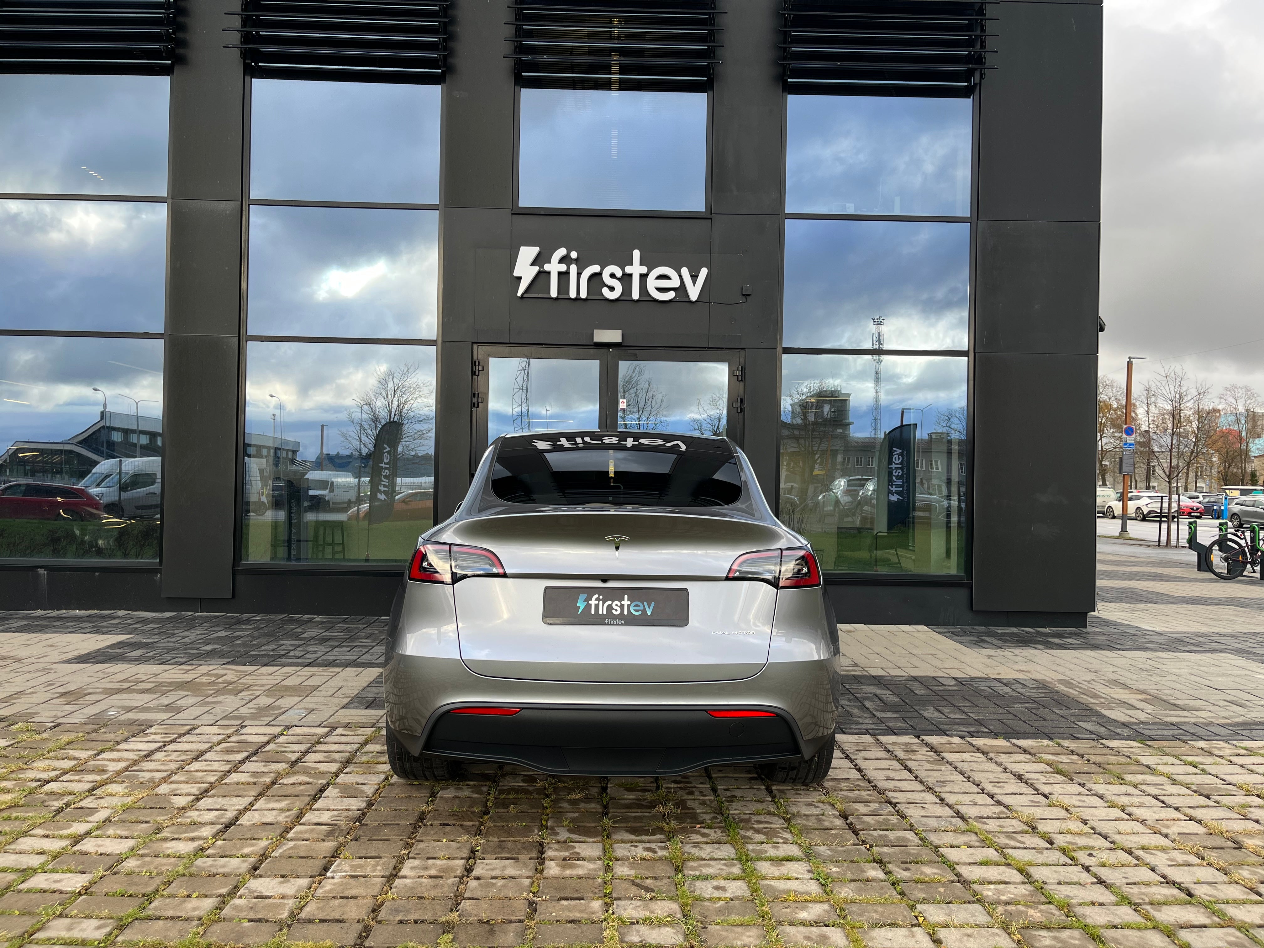 Tesla Model Y Long Range 2024