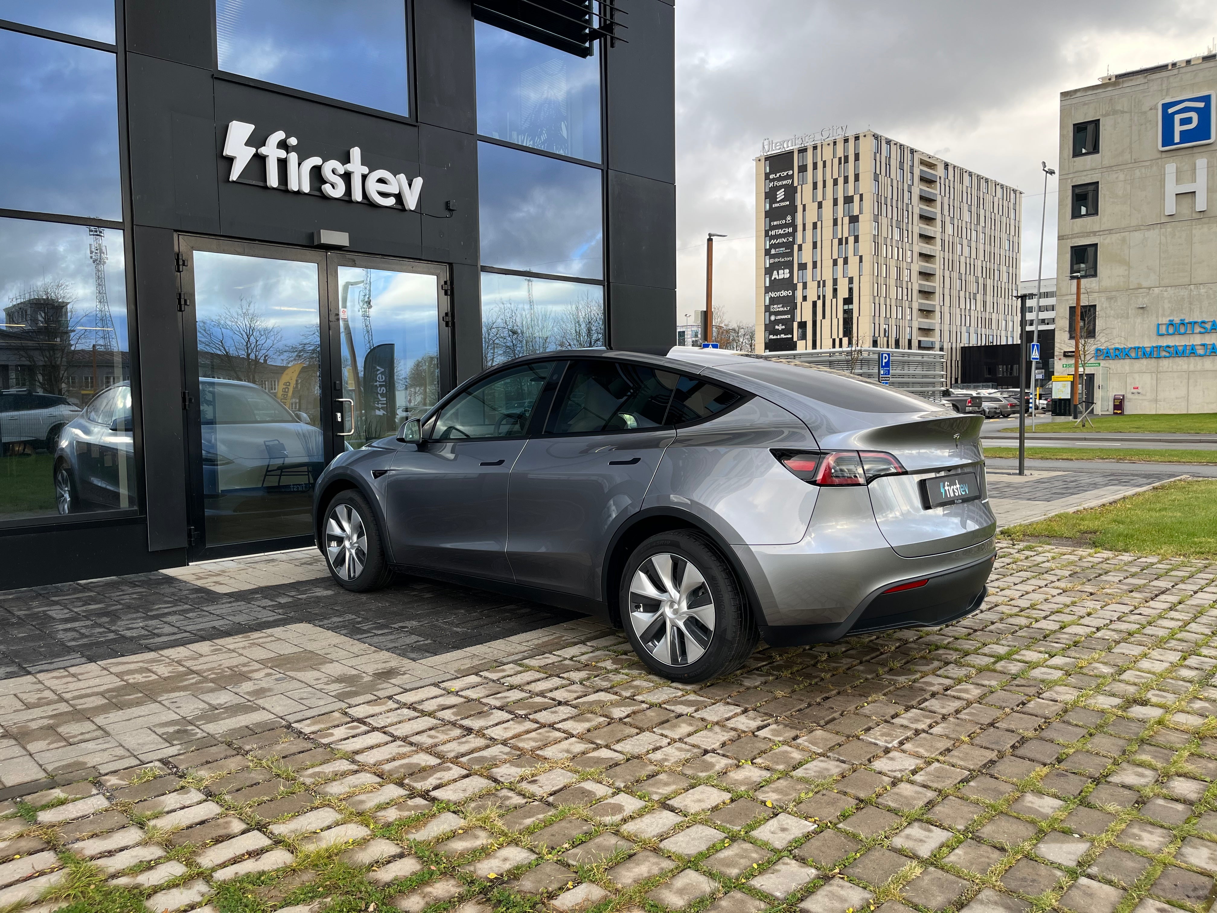 Tesla Model Y Long Range 2024