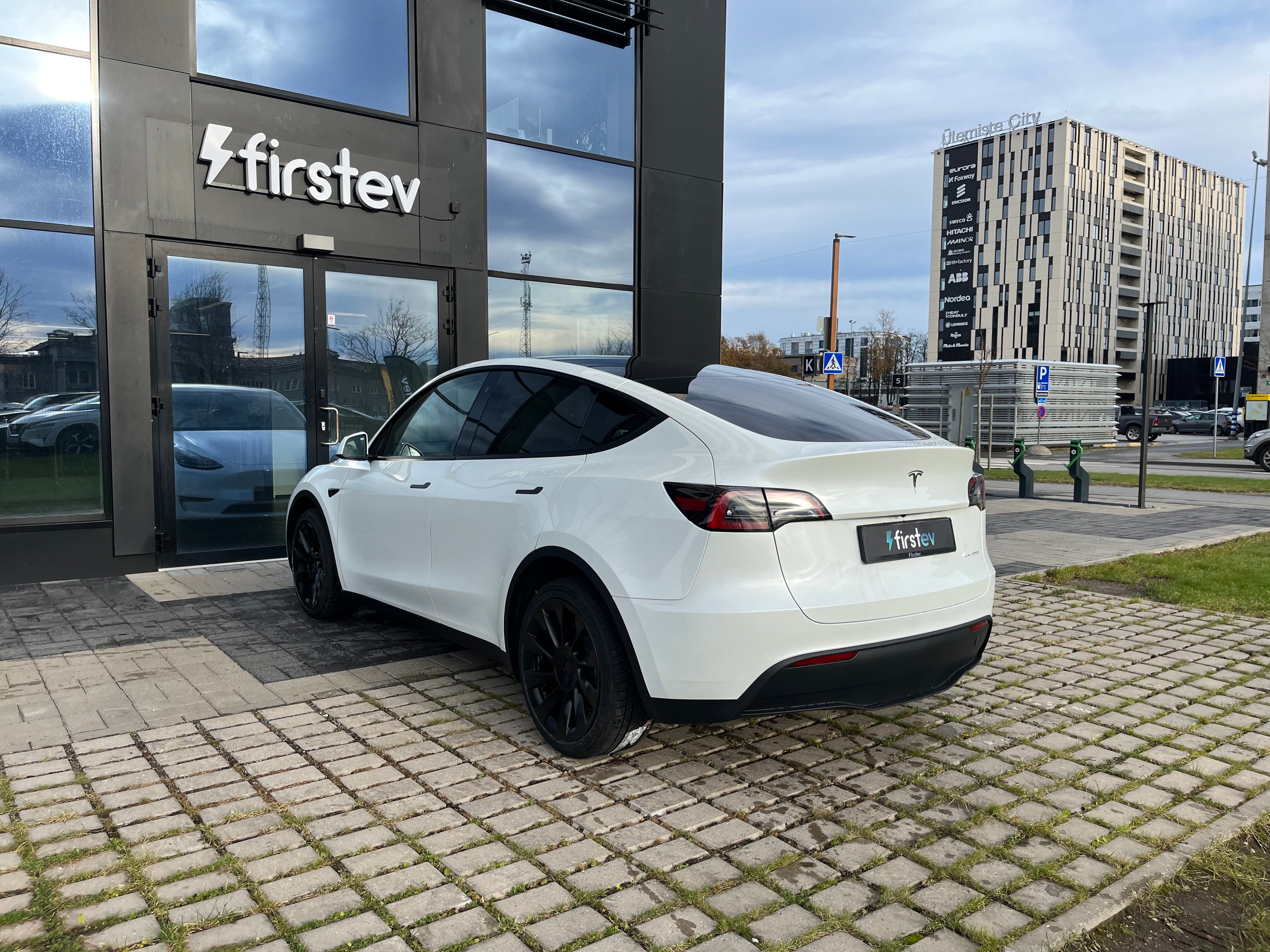 Tesla Model Y Long Range 2024